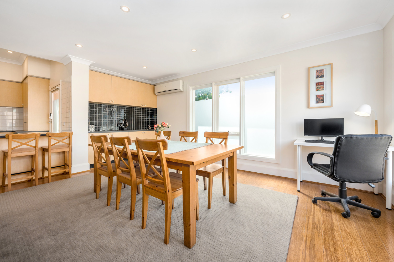 St Kilda Chic FULLY FURNISHED First Floor 3 Bedroom Duplex
