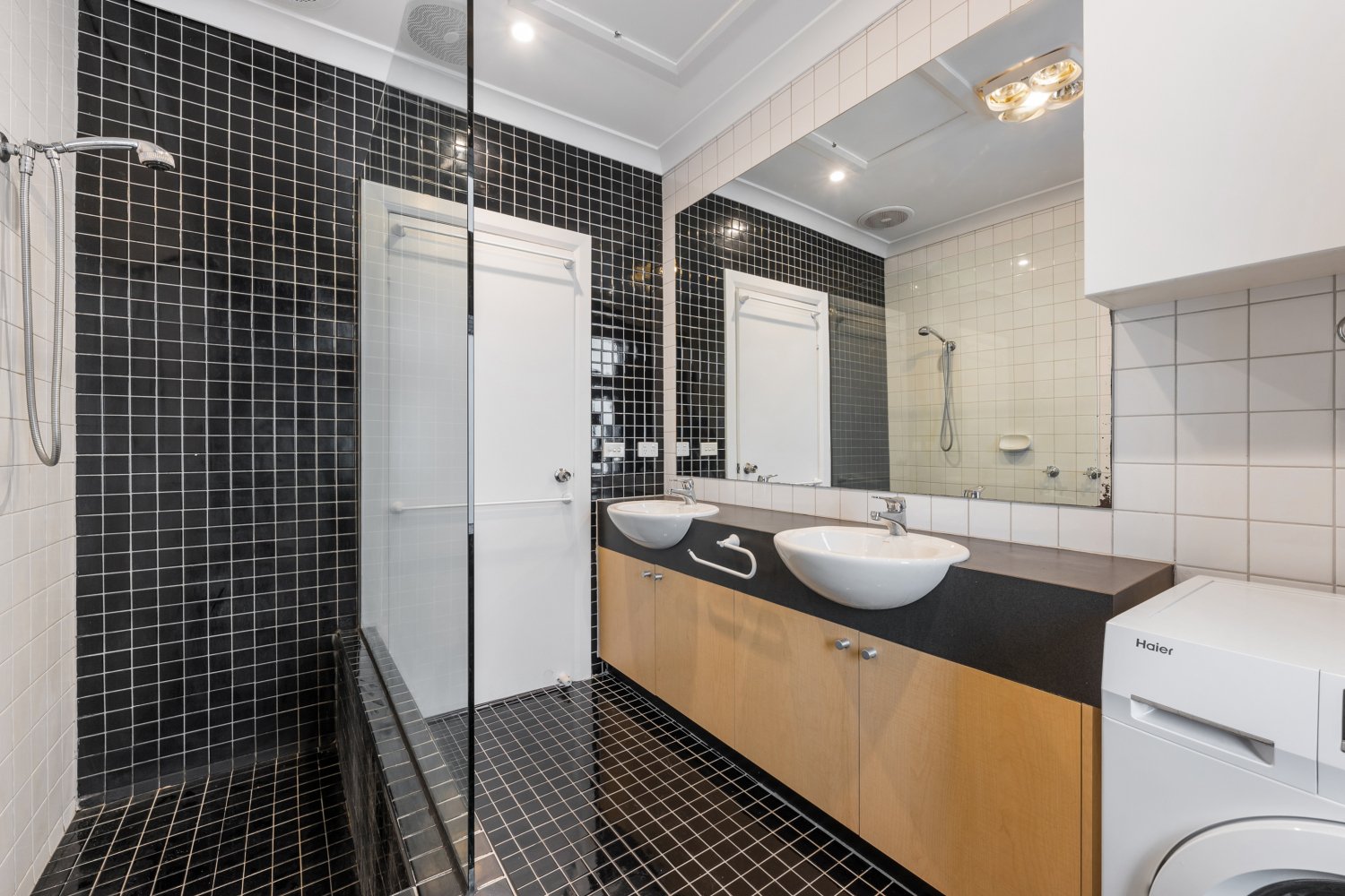 St Kilda Chic FULLY FURNISHED First Floor 3 Bedroom Duplex