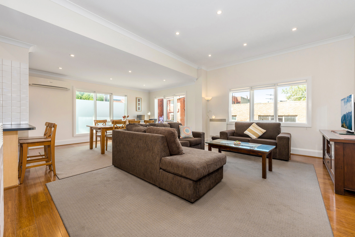 St Kilda Chic FULLY FURNISHED First Floor 3 Bedroom Duplex